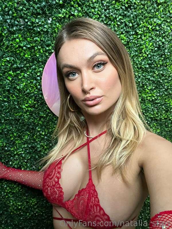 Slide in my DMs and let's have some fun! 💋