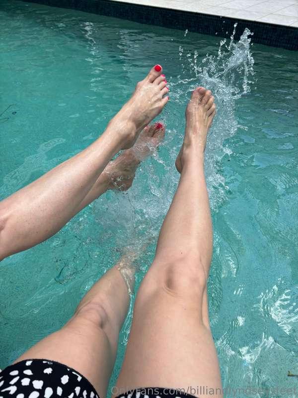 Pool fun 💦 Happy Friday! 