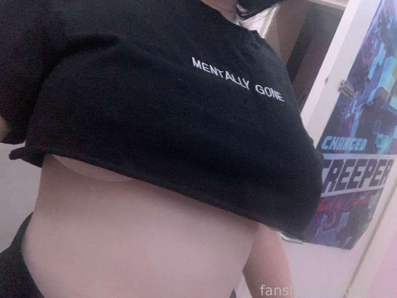 I promise to be back soon 🖤 I’m coming back with a super spicy set at some point this week! 💕