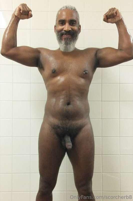 Flex Friday!  #beard #musculardaddy #gay #feet #gaycruising ..