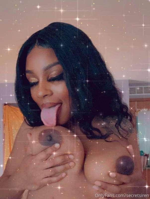 Who sucking’ 👅
@secretsiren2 #titty #gotmilk #isuck #zaddy #..