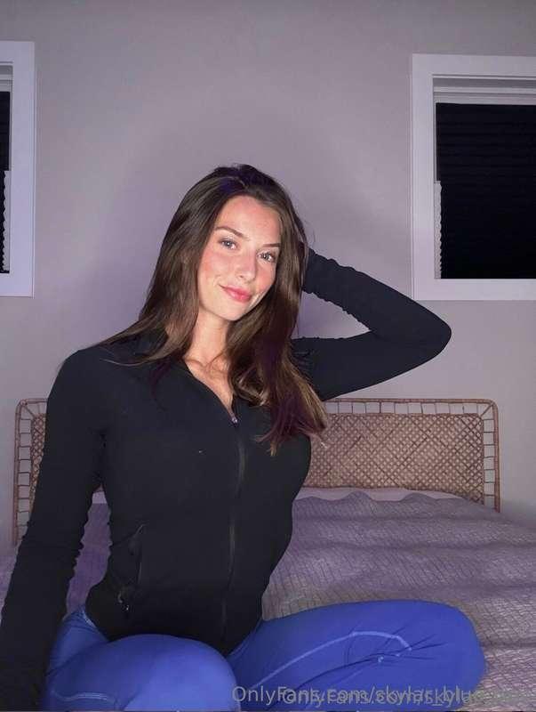 Netflix and chill? Follow my VIP if you wanna see me unzip m..