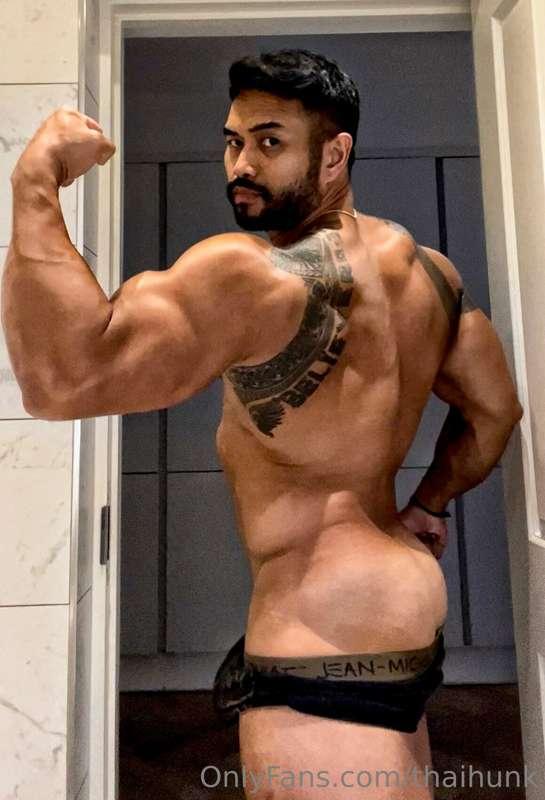 What wud u bite 1st?!  My gun or my butt😏