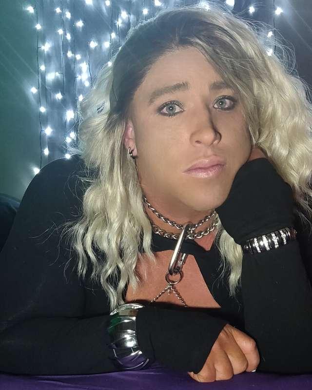 Sweet face✔️
Adorable little feet✔️
Big fat fuckable ass✔️✔️..