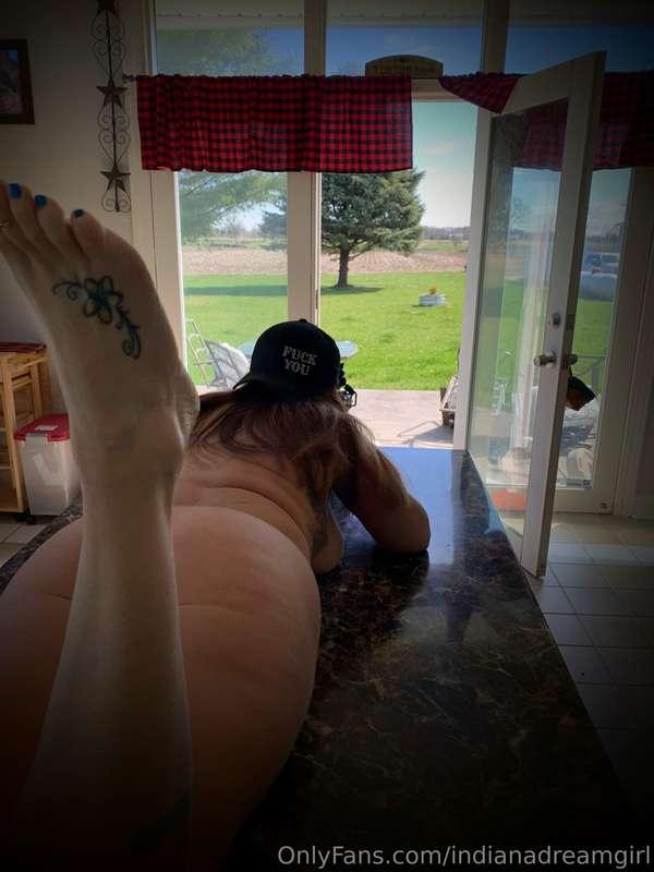 Would let me lay on your dinner table?