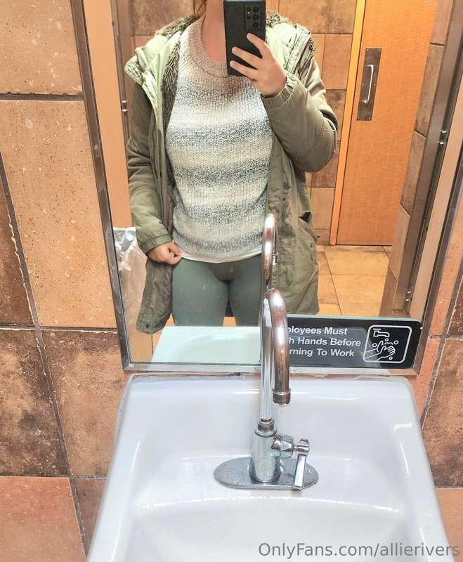 Okay so I had NO idea my comfiest pair of pants right now wa..