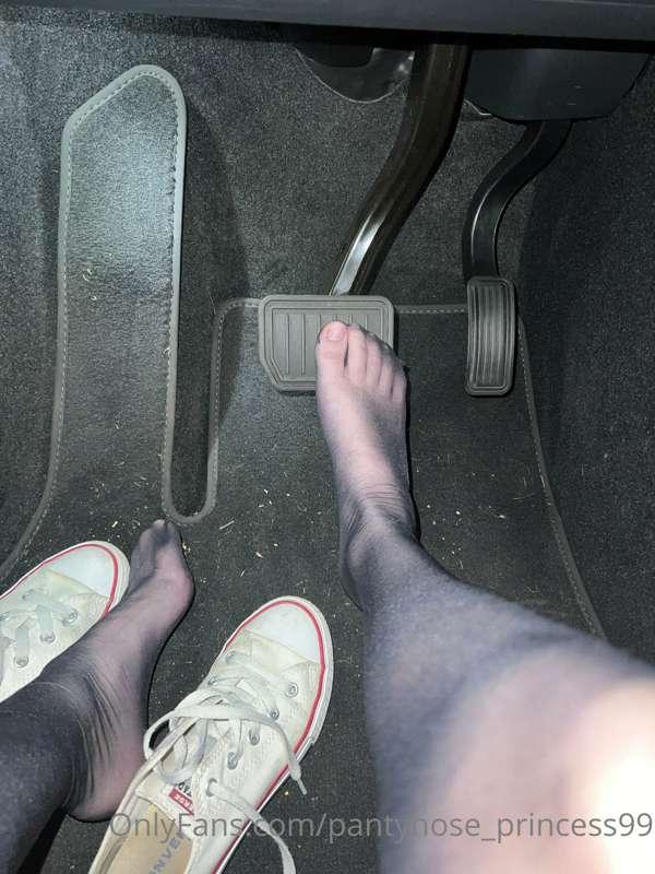 Driving home barefoot😝