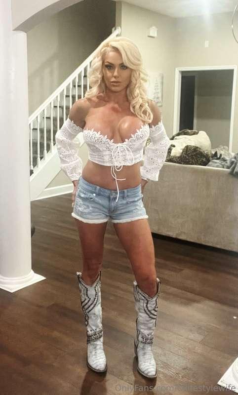 Thought my tits looked extra big in these pics💓 what do you ..