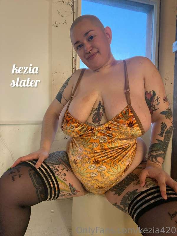 Goddamn so fucking curvy🥵🥵