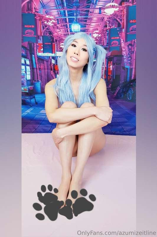 Definitely not covering my bare feet with paw print emojis 🐾