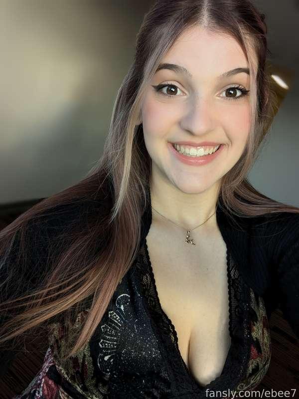 If you take me out to dinner, I'll be your dessert ;p

#velvet #lace #smile #cleavage
