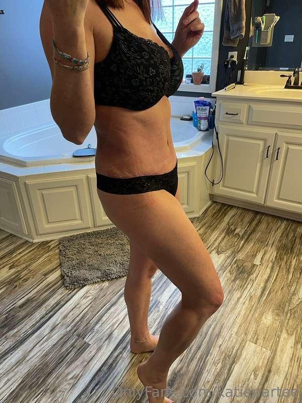 Time to show off my panties. 😈🍑💦