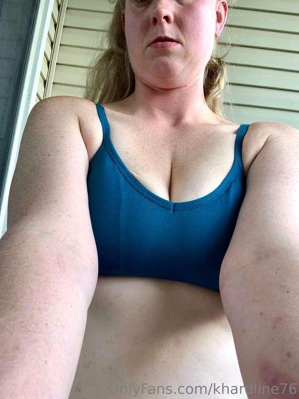 Getting some sun 🔆🔆 on my mommy milkers for you 💛💛

Love You..