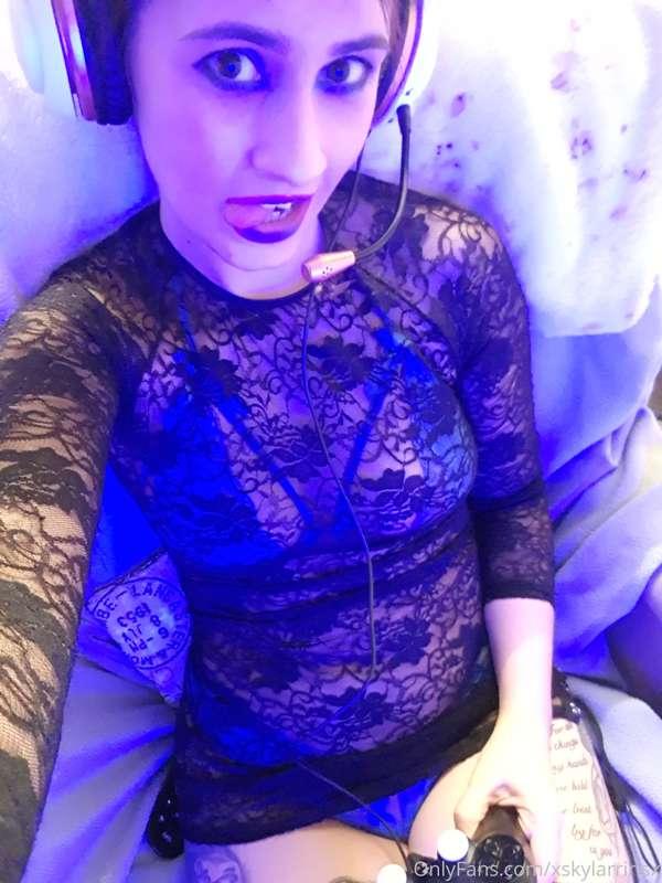 this sexy gamer girl deserves a tip x