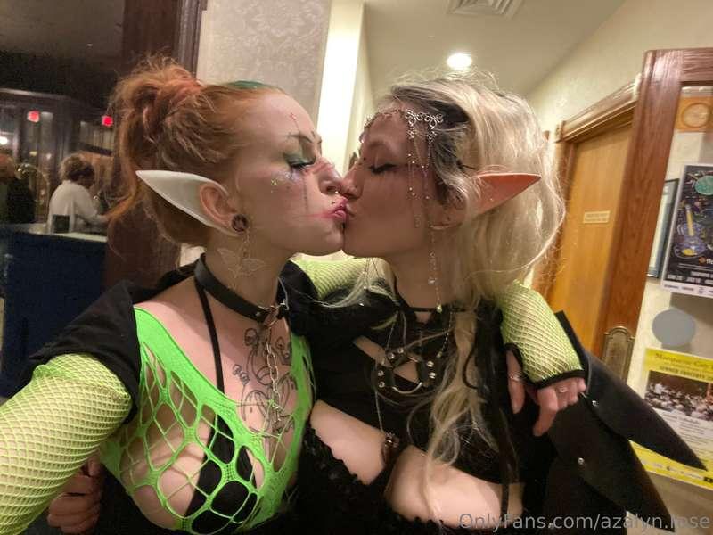 Check your dms for our first ever lesbian threesome set 💖🌈