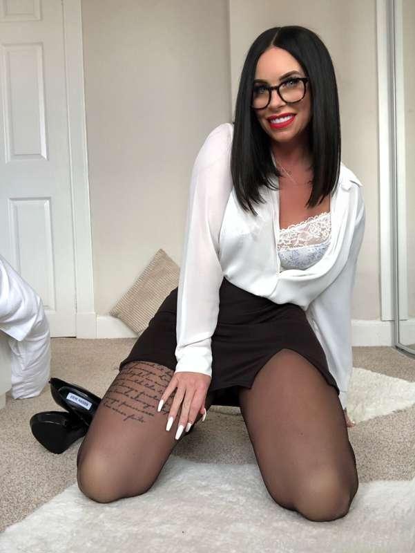 Do you like the secretary look? ♥️