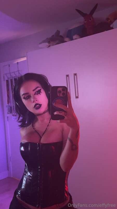 stop scrolling and come hang w me :3 @effycutiexx