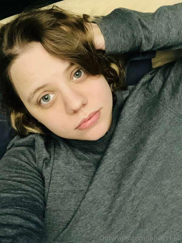 I’m just a sleepy girl who needs cuddles and licks! 🥺👅♥️