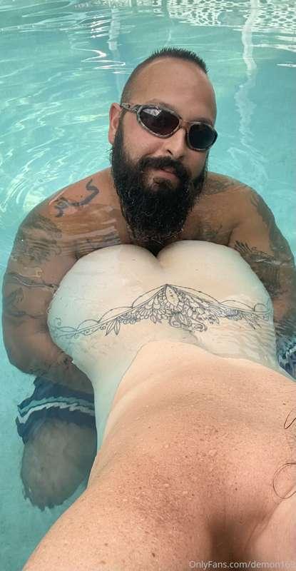 Mmmmm worship that ass 🖤🖤
