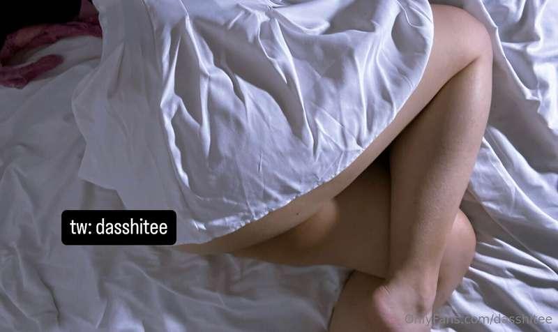 Ojalá me encontraras así dormidita y me toquetearas toda 😔