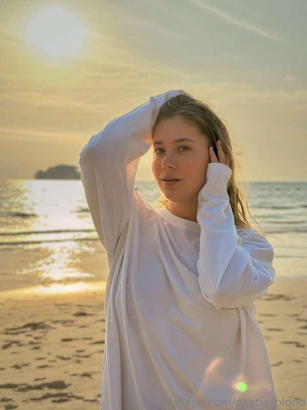 🥰The sun hides behind the horizon, and I dissolve in the sil..