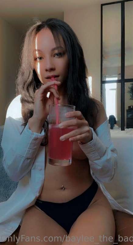 Who doesn’t love strawberry lemonade? 🍋 🍓