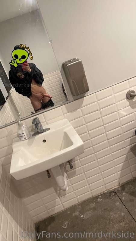 Someone needs to clean this mirror… 🤦🏽‍♂️😅🍆 sorry been busy ..