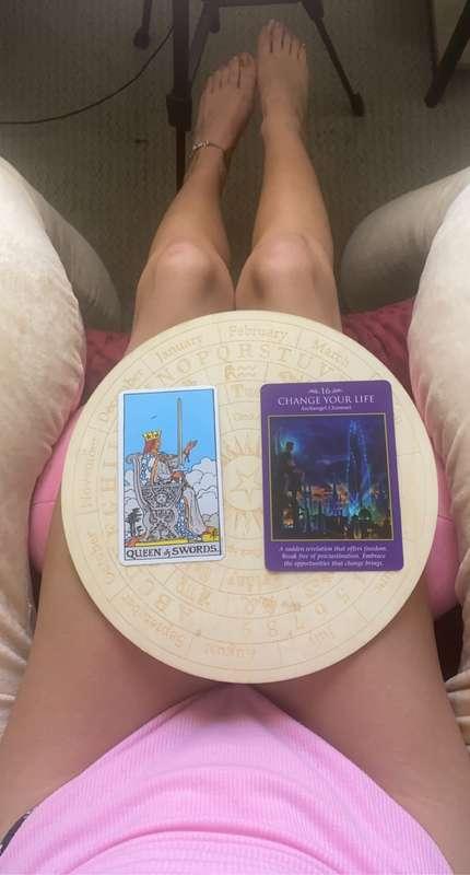 TODAYS TAROT / ANGEL CARD reading for OCTOBER 20th 2021  👸🏼🗡..