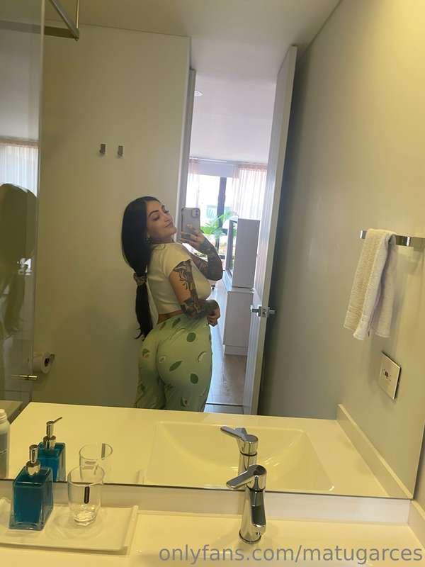 Doing chores around the house and feeling sexy! 💃🏻🥰 Maybe I ..