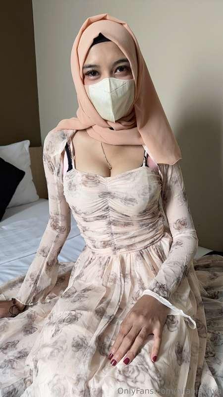 think this dress wants to stay on? 🛏️