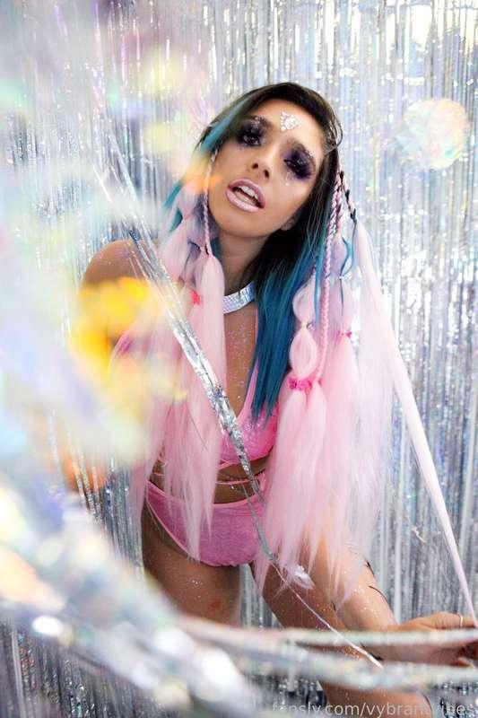 I know this pretty RAVE GIRL ✌️💕🌈