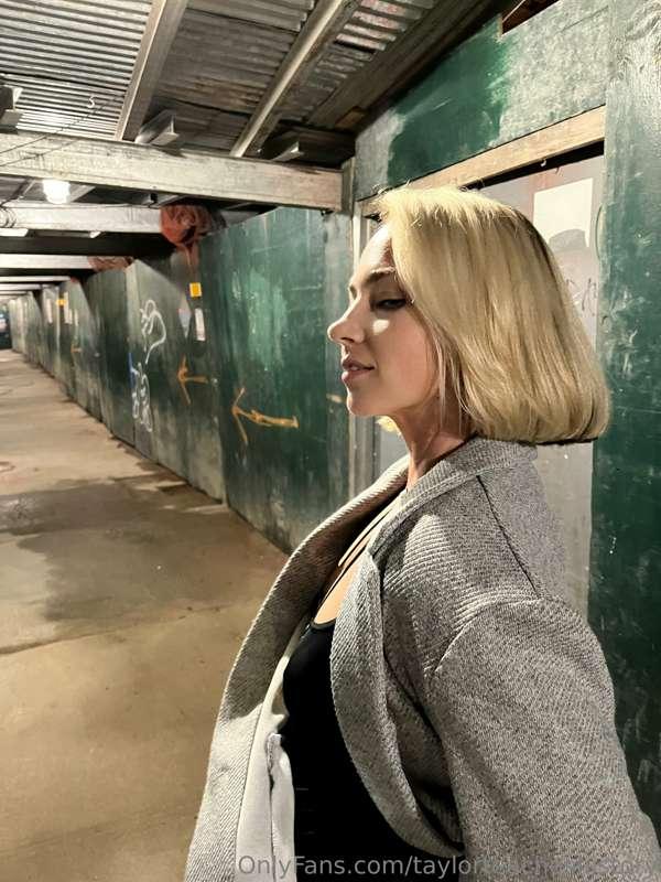 Casual evening in Brooklyn- under the city lights and over t..