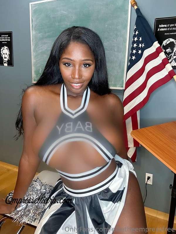 I can’t believe I squeezed into this cheerleading outfit 😈 (..