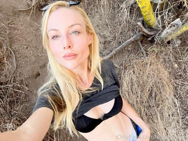 Have you ever got naughty on a hike?! 🌲