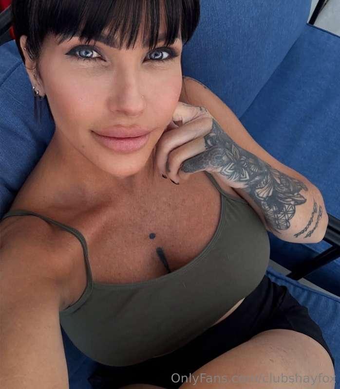 Keep your standards high and your selfies higher 🤳🏼