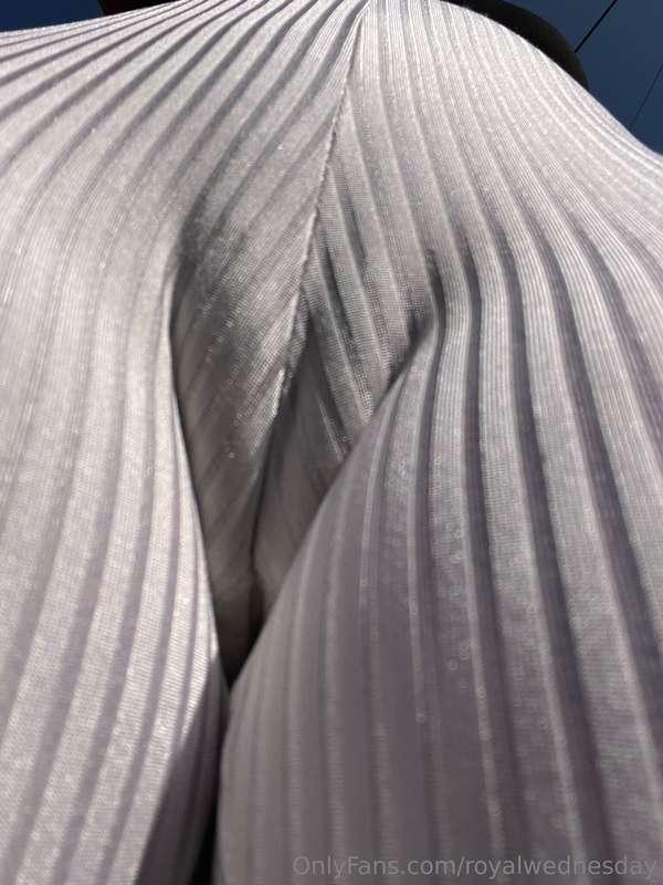 Happy royal wednesday 🤍 are my workout leggings too see thro..