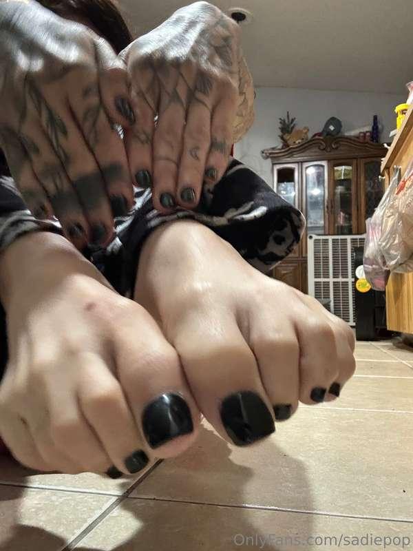 New mani pedi in 4k #footfetish #dirtysoles #feet #soles #bl..