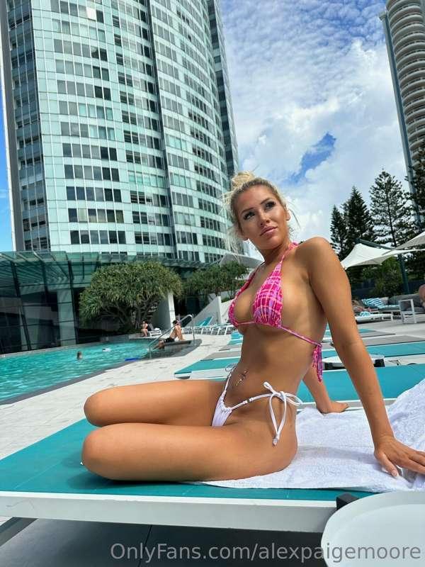 Where's the pool boy?? 👙🌺