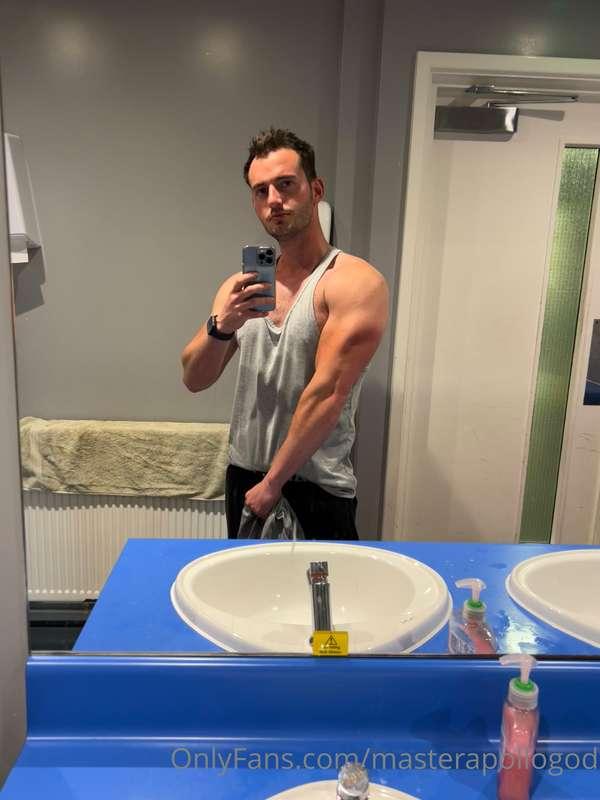 Obligatory post-gym pump selfies