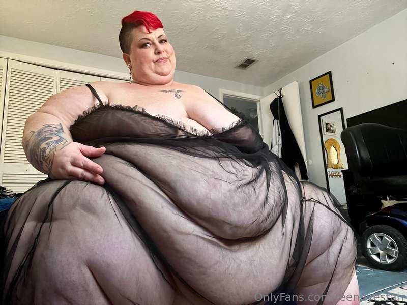 Exposing my massive fupa, enormous thigh rolls and mountaino..