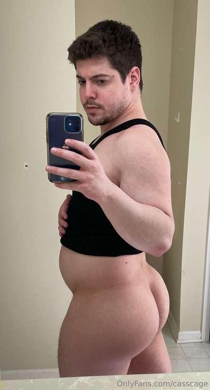 How I look when I flex my belly and how I look when I’m very..