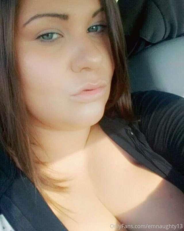 Resting bitch face

At least my tits look nice 🤷‍♀️