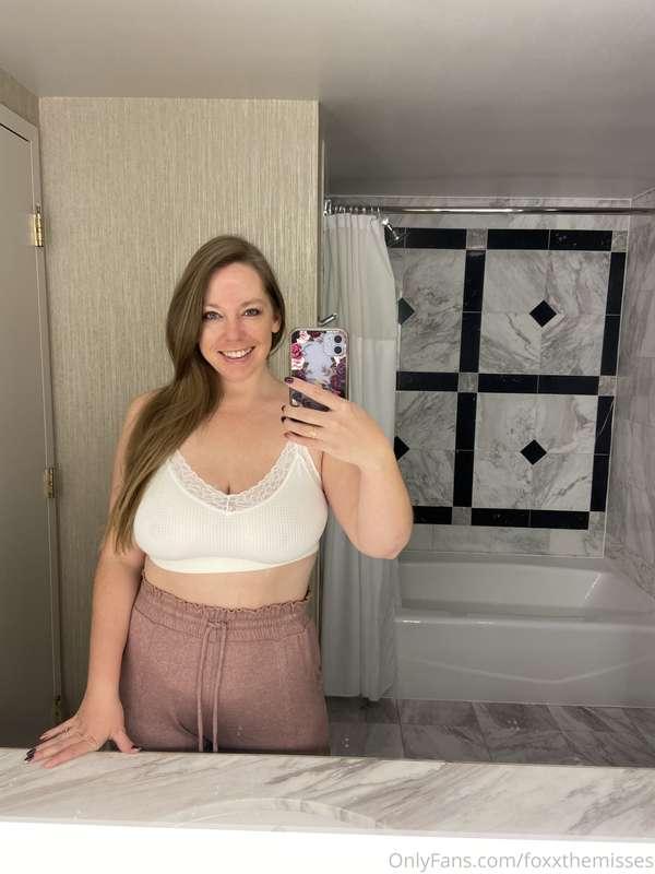 In a hotel room and couldn’t wait to take some sexy photos f..