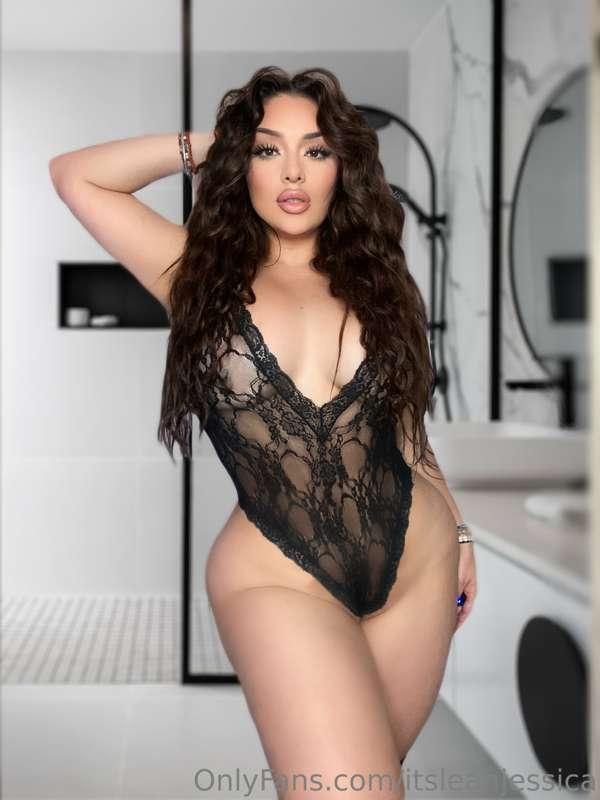 See the best of me 🤤Www.onlyfans.com/itsleahjessicaofficial