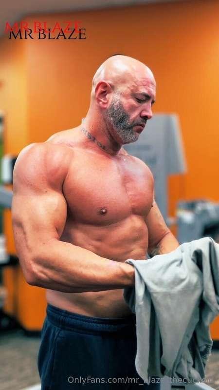 Fuck it…took my shirt off in the gym…😜