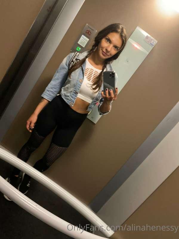 Happy Thursday babes! 😏 What are you doing today? 🤔