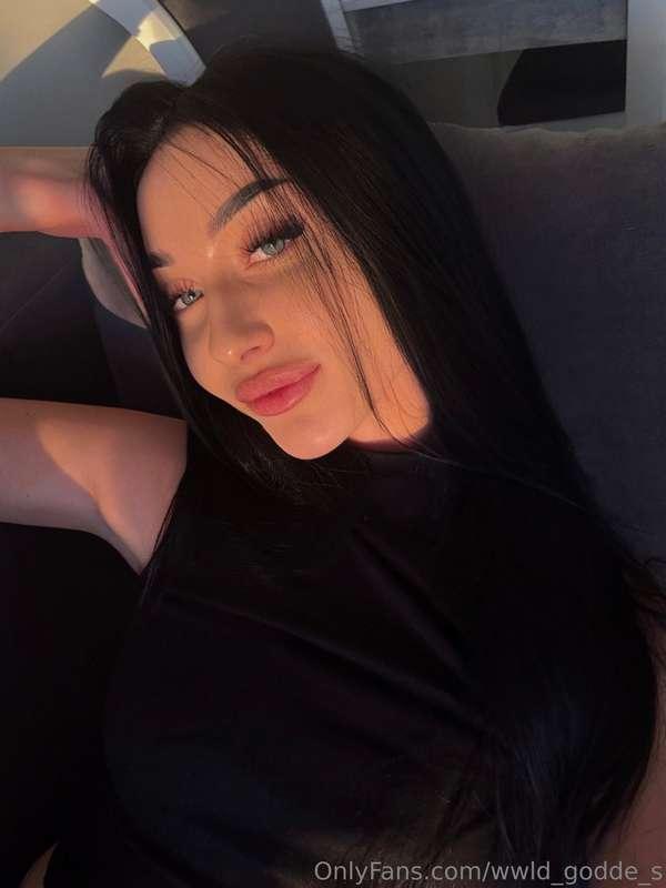 Nothing superfluous — just light and mood ☀️