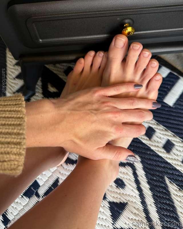My toes are nakedddd 🥹 what color should I do next? 
