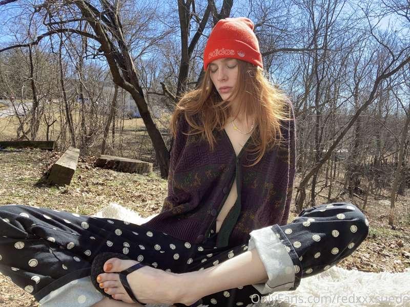 Loving today outside 🌞 what color should I paint my toes?