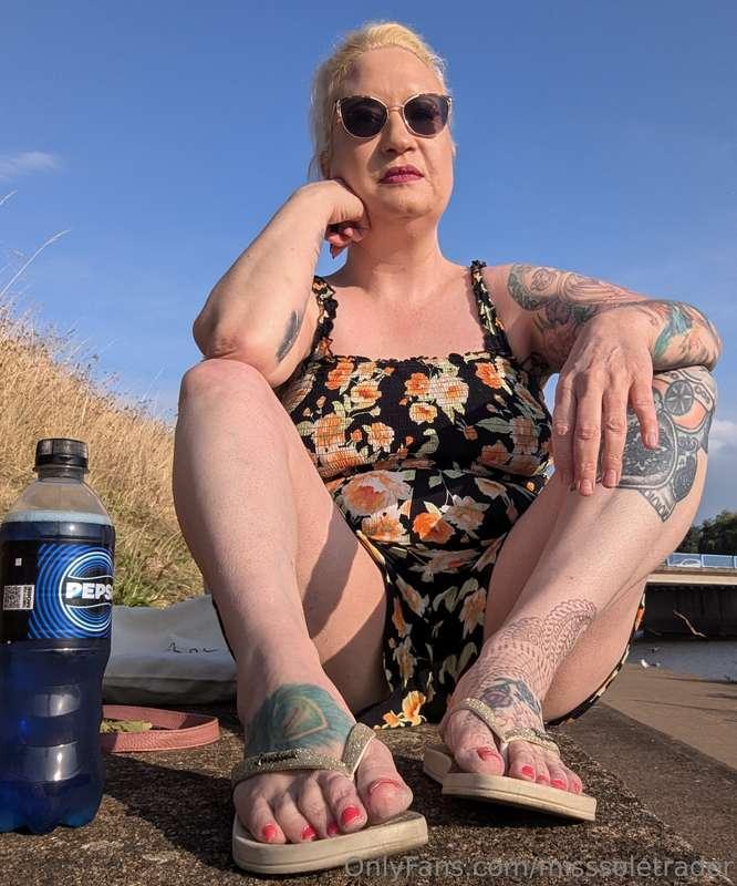 Tell me, you're jealous of that toe post aren't you footboy?
